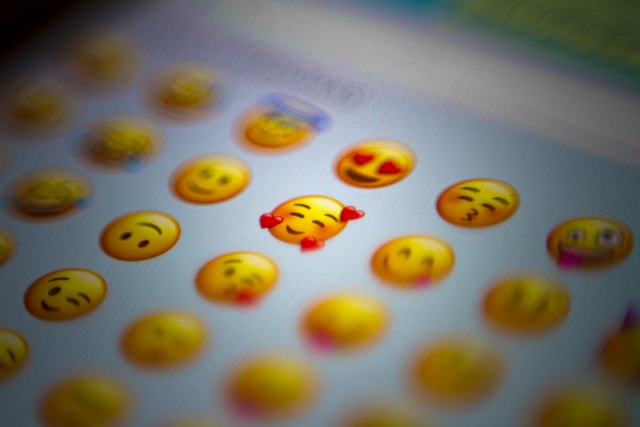Maîtriser l&rsquo;utilisation des emojis pour booster votre présence sur Twitter